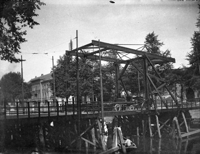 83705 Gezicht op de ten behoeve van de verbreding van de Catharijnebrug aangelegde tijdelijke hulpbrug over de ...